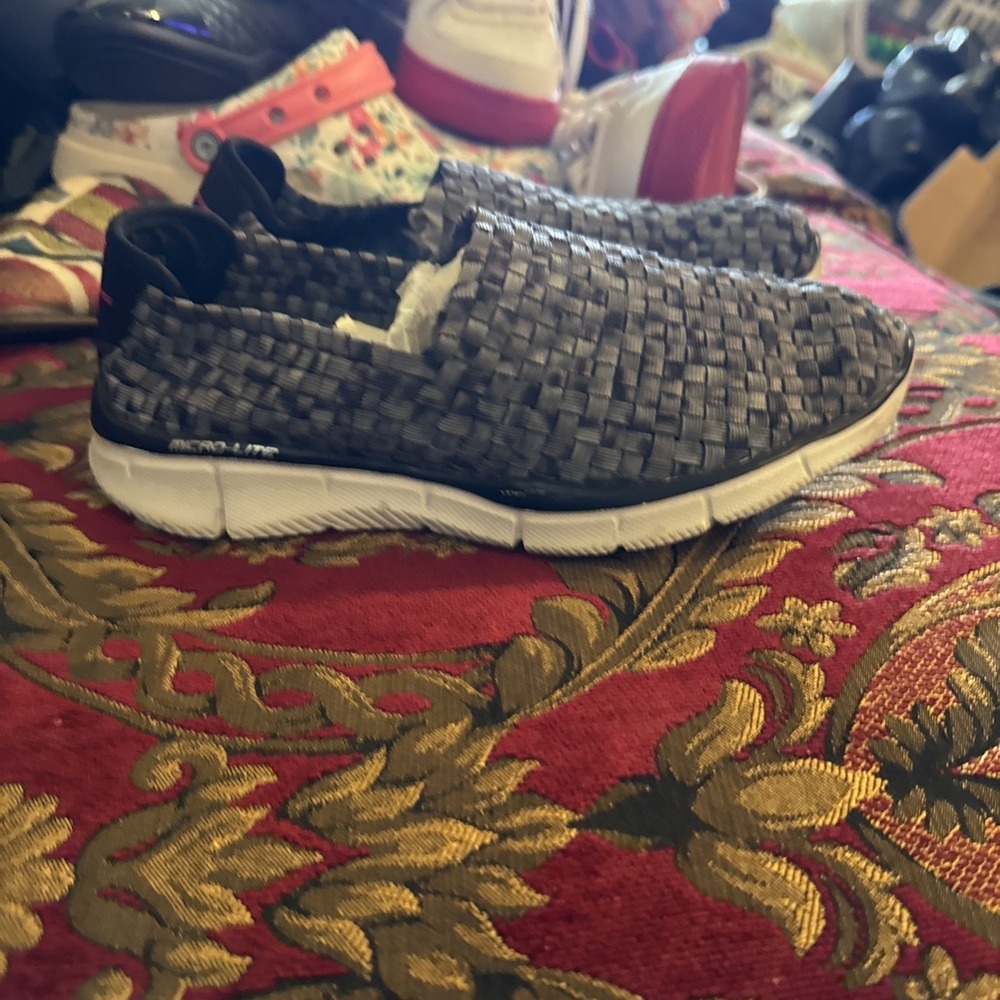 Women's Skechers Vivid Dreams Walking Shoe Slip On Memory Foam Sneakers 6.5